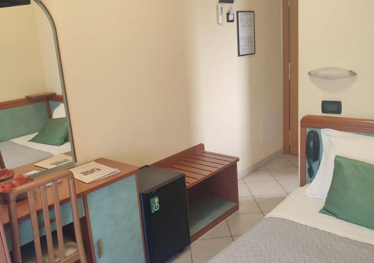Hotel Riviera B&B Мисано Адриатико Екстериор снимка