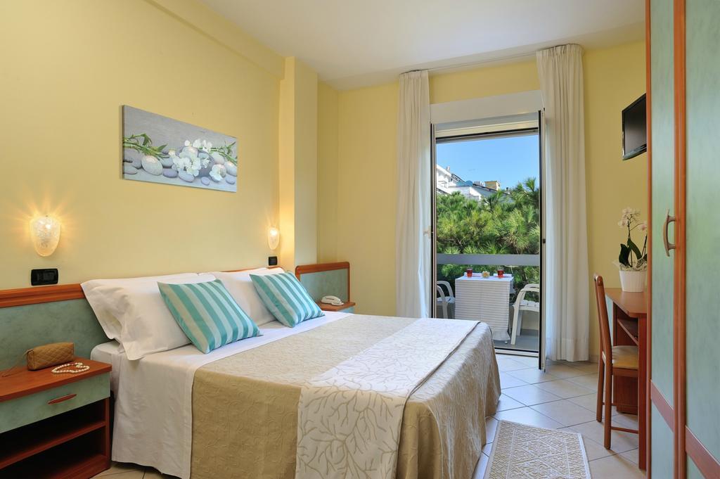 Hotel Riviera B&B Мисано Адриатико Екстериор снимка