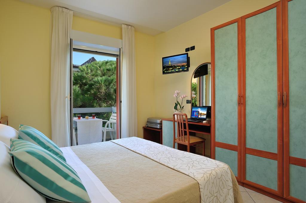 Hotel Riviera B&B Мисано Адриатико Екстериор снимка